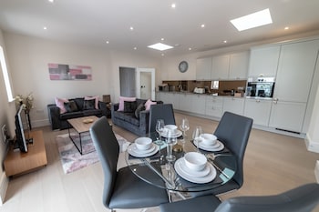 Reading Green Park Village Serviced Apt - Apartments with Pet Friendly Rooms in Reading