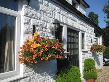 The White House B&b - B&Bs with Pet Rooms in Milton Keynes