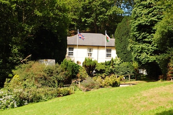 Panteinion Hall - Guest houses with Pet Rooms in Fairbourne