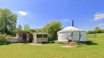 Love2yurt - Hotels with Pet Rooms in Brackley