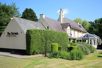 Plas Derwen - Inns with Pet Rooms in Abergavenny